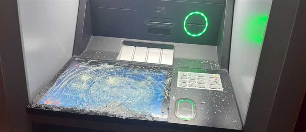 Κέντρο Αθήνας: Επίθεση κουκουλοφόρων με βαριοπούλες σε τράπεζες (εικόνες)