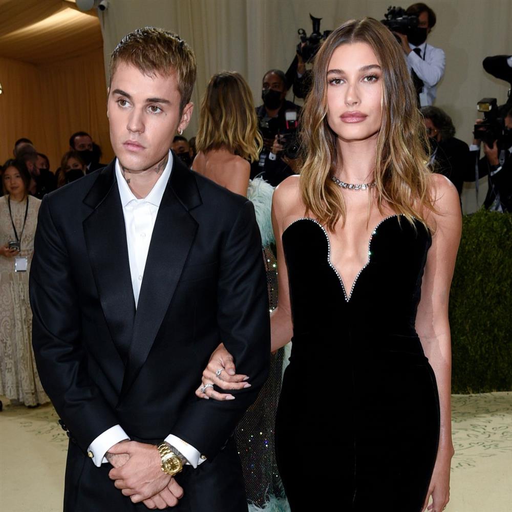 Χέιλι Μπίμπερ: Κάνει έκκληση σε συγγενείς και φίλους να προσευχηθούν για τον Τζάστιν Μπίμπερ