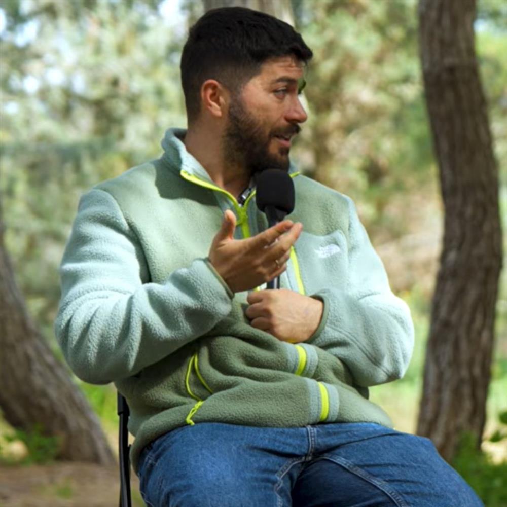 Ο Άρης Τσάπης αποκαλύπτει για το "Ευτυχισμένοι μαζί" και τη συνεργασία του με τον Γιάννη Μπέζο: "Γι’ αυτό κάνουν επιτυχία όλες οι δουλειές του"