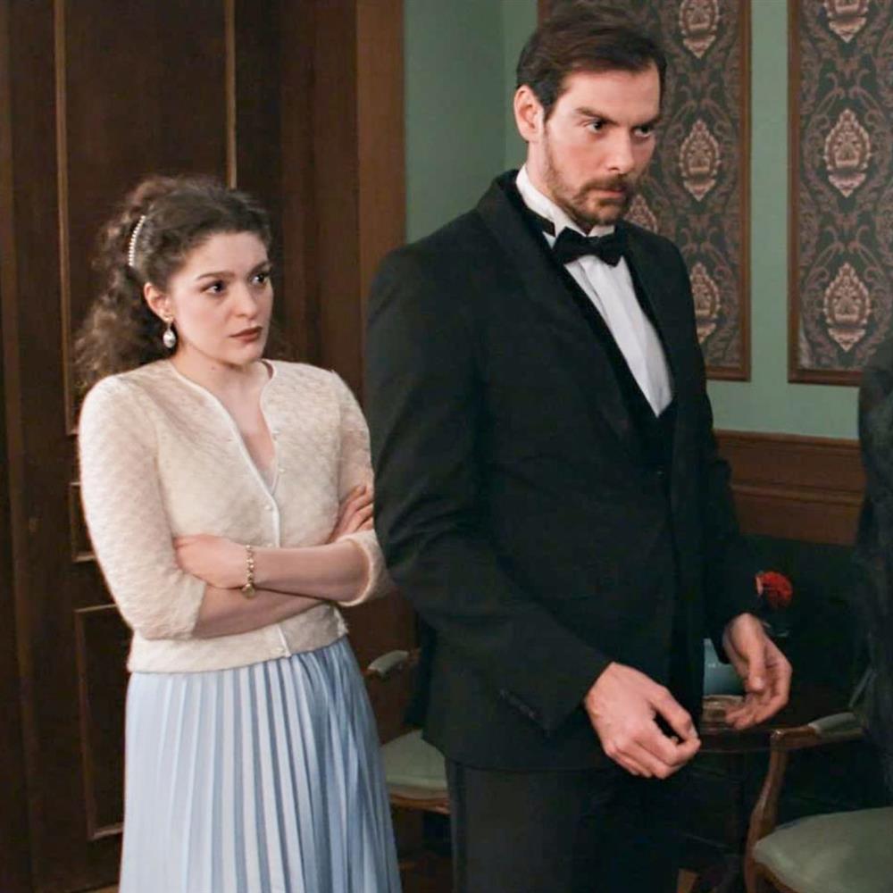 Grand Hotel: Η Αλίκη και ο Πέτρος συνειδητοποιούν ότι η Κυβέλη με τον Ρήγα το έσκασαν και έρχονται αντιμέτωποι με τον έξαλλο Χατζημήτρο