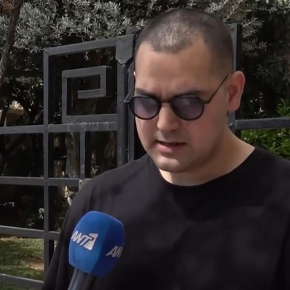 Χρήστος Κούγιας: Η απάντηση για τις σχέσεις με τη μητέρα του Εύη Βατίδου - "Δεν θα έλεγα ότι είναι η παραδοσιακή Ελληνίδα μάνα αλλά το προσπαθεί"