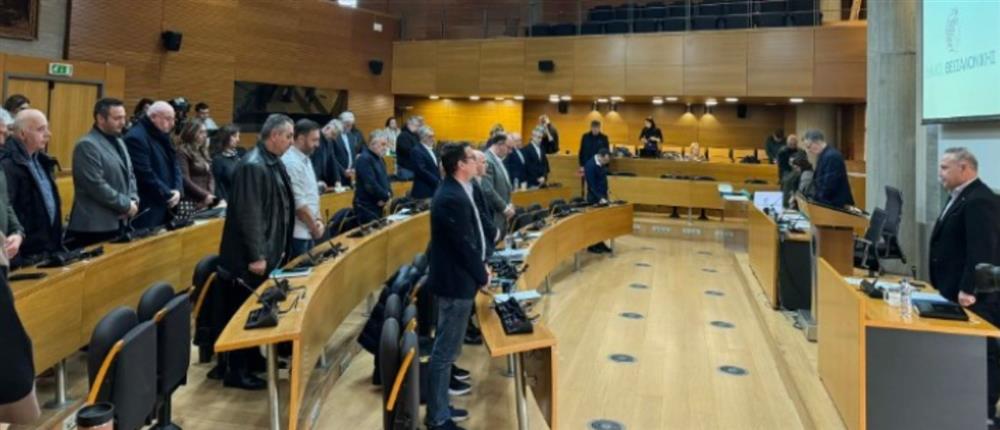 Δημοτικό Συμβούλιο Θεσσαλονίκης: Ενός λεπτού σιγή στη μνήμη των 5 εργατριών και των 7 οπαδών 