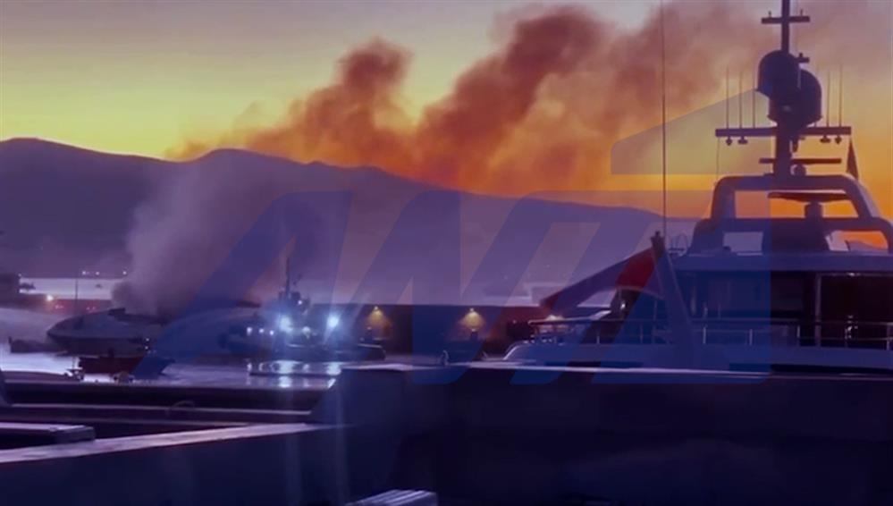 Φωτιά ξέσπασε σε σκάφη στη Μαρίνα Ζέας