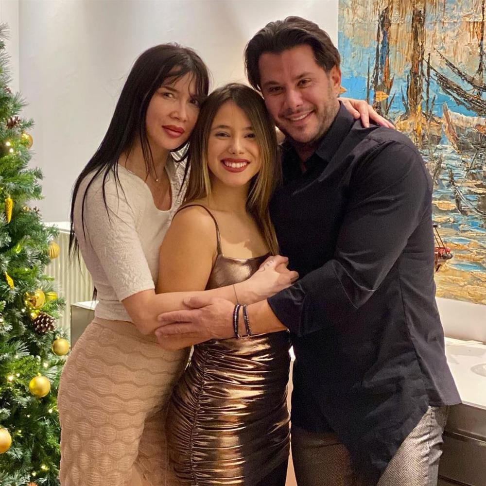 Πάολα & Φώτης Ζογλοπίτης: Η κόρη τους, Παολίνα, πήρε το πτυχίο της - Τα στιγμιότυπα από την ορκωμοσία