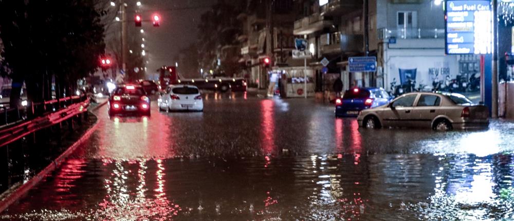 Σοβαρά προβλήματα στην Αττική από την κακοκαιρία - Πάνω από 370 κλήσεις στην Πυροσβεστική (βίντεο)