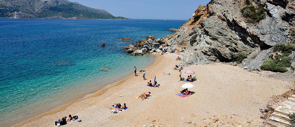 Ανάσες δροσιάς στις παραλίες της Αττικής