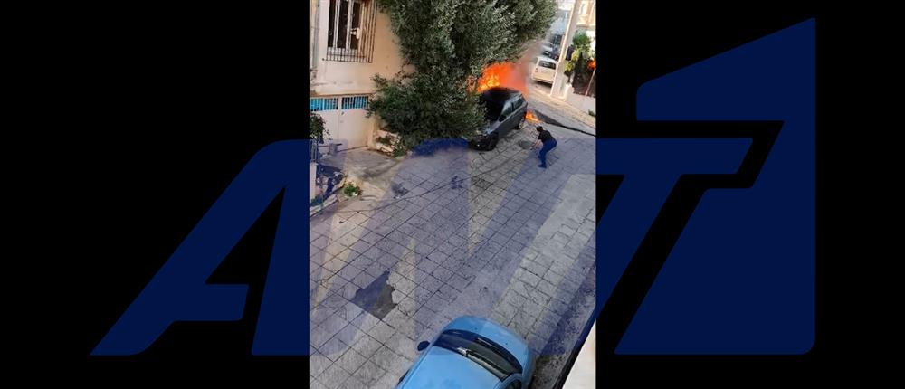 Πειραιάς: Φωτιά σε βανάκι του ΔΕΔΔΗΕ - Τρία οχήματα κάηκαν ολοσχερώς (βίντεο)