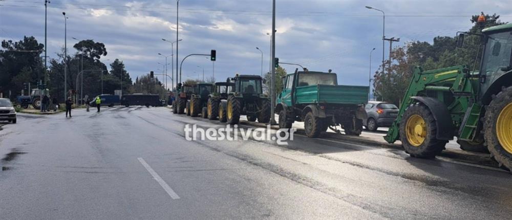 Αγρότες- Μπλόκα: Οι αγρότες έφτασαν στα "Πράσινα Φανάρια" - Προσπάθειες της ΕΛ.ΑΣ για να μην αποκλειστεί το αεροδρόμιο "Μακεδονία"