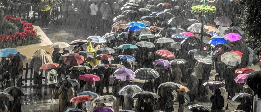 Κακοκαιρία Adel: Καταρρακτώδης βροχή στην Αττική - Προβλήματα στην κυκλοφορία 