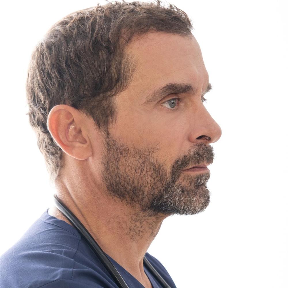 Ο Γιατρός: Κυκλοφόρησε το τρέιλερ για τον νέο κύκλο της σειράς του Alpha με πρωταγωνιστή τον Κωνσταντίνο Μαρκουλάκη