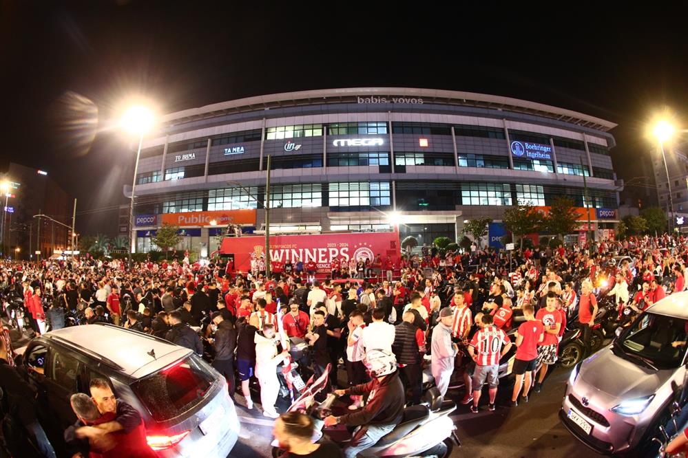 Ολυμπιακός - Υποδοχή παικτών - Πανηγυρισμοί - Πειραιάς