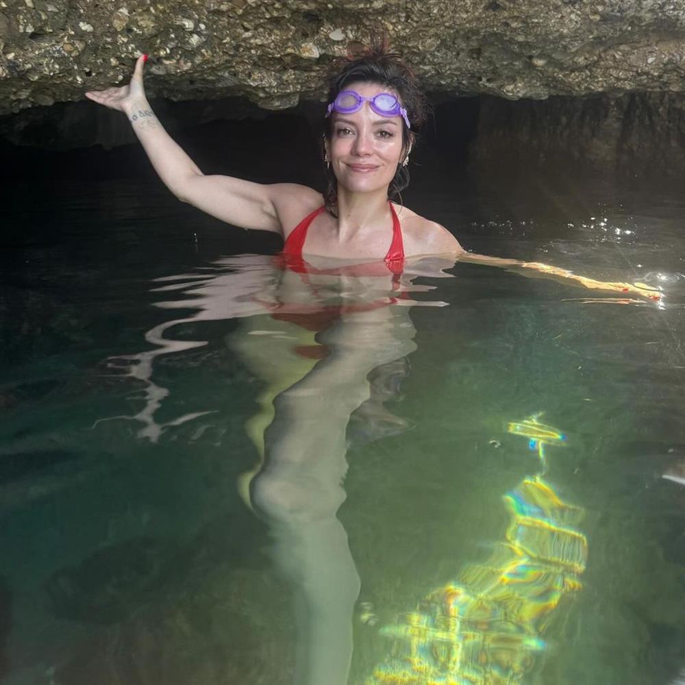 Λίλι Άλεν: Κάνει διακοπές στην Ελλάδα & αποθεώνει την χώρα μας στο Instagram - "Σου δίνει μια αίσθηση Mamma Mia"