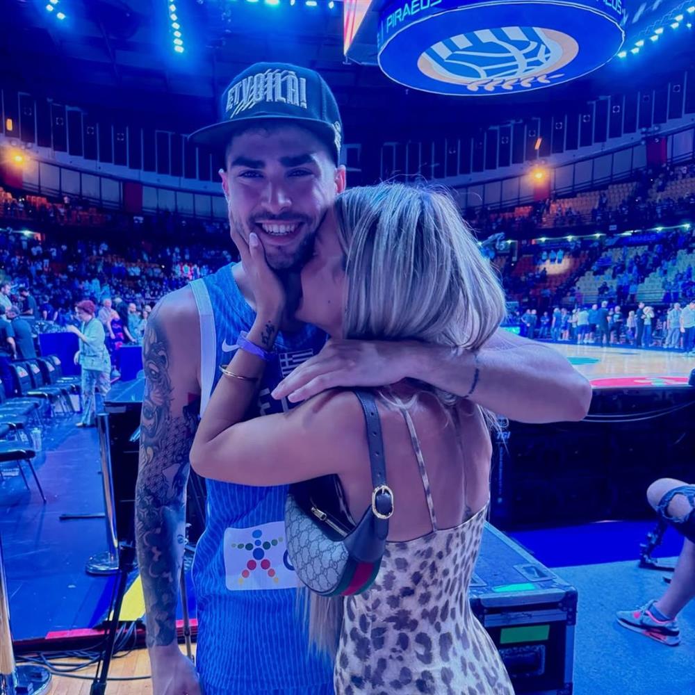 Βασίλης Τολιόπουλος: Έκανε πρόταση γάμου στη σύντροφό του λίγο πριν γίνουν για πρώτη φορά γονείς - Το εντυπωσιακό μονόπετρο (Φωτο)