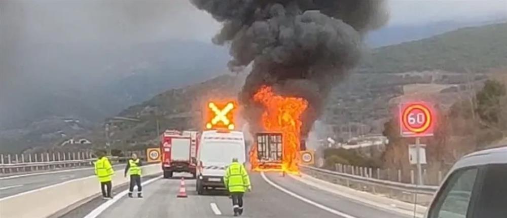 Εγνατία Οδός: Φορτηγό εν κινήσει τυλίχθηκε στις φλόγες (βίντεο)
