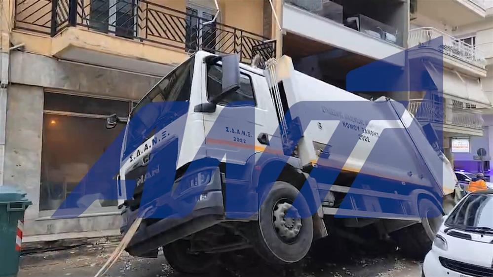 Απορριμματοφόρο βούλιαξε σε δρόμο της Ξάνθης