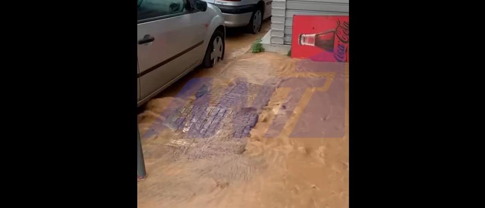 Βλάβη σε αγωγό στην Πανόρμου - Ο δρόμος έγινε... καφέ ποτάμι (βίντεο)