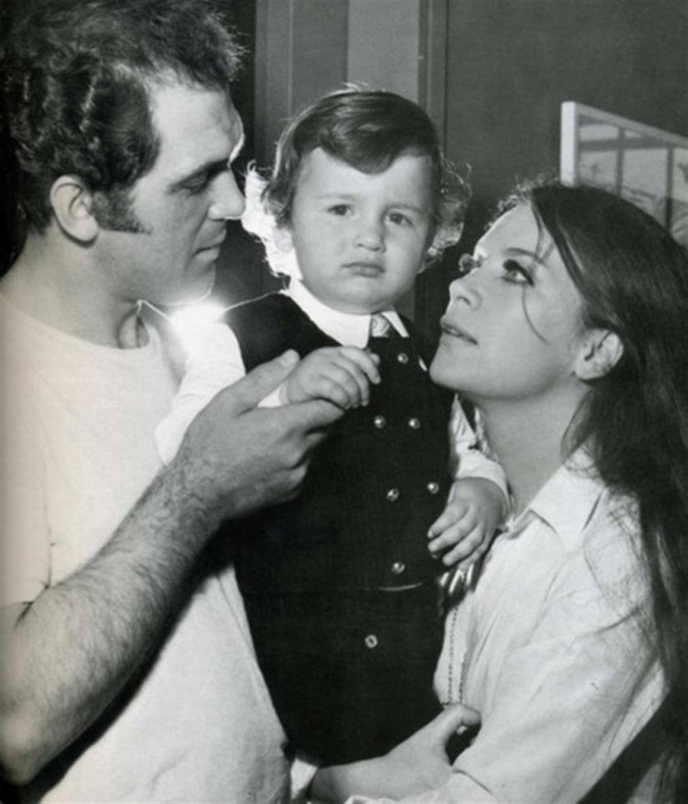 Τζένη Καρέζη - Κώστας Καζάκος: Ο κεραυνοβόλος έρωτας, η παρτίδα στο τάβλι που κράτησε 26 χρόνια και ο γάμος με τον Ζάχο Χατζηφωτίου