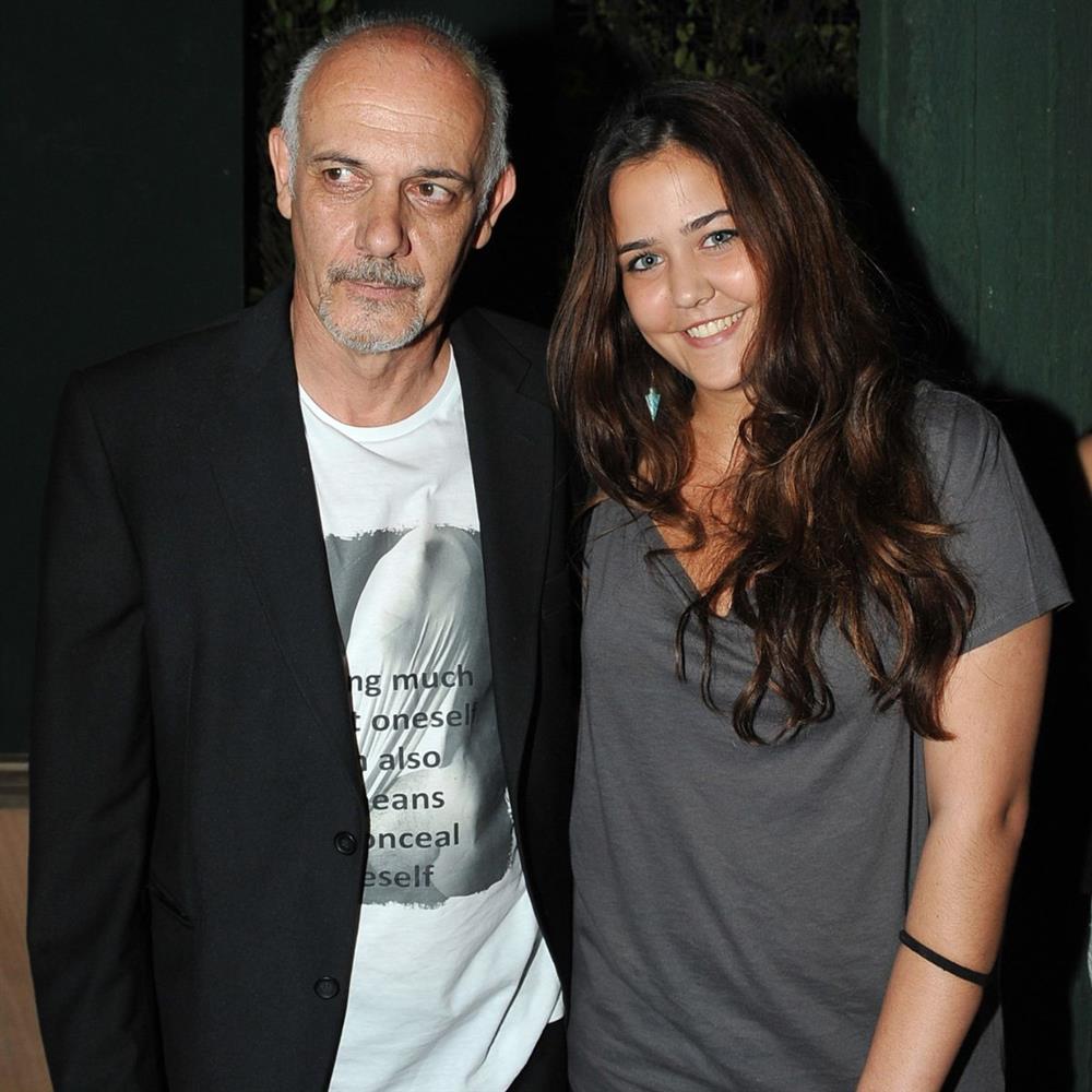 Μαριάννα Κιμούλη: "Δε θέλω να πορεύομαι στη ζωή μου σαν να μην έχω αυτό το επώνυμο" - Το ενδεχόμενο συνεργασίας με τον πατέρα της
