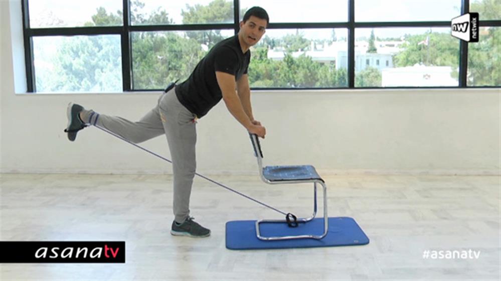 Workout με καρέκλα και λάστιχο για τον κάτω κορμό (επίπεδο αρχαρίων)