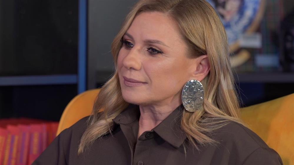 Κατερίνα Καραβάτου: "Στα μεγάλα ζόρια, οι γονείς μου εμφανίζονται στον ύπνο μου. Ο πατέρας μου, μου δίνει και πολλές φορές λύσεις."