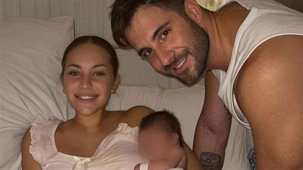 Ανδρομάχη & Γιώργος Λιβάνης: Ο συγκινητικός πρώτος χορός στη δεξίωση αγκαλιά με τον γιο τους (Βίντεο)