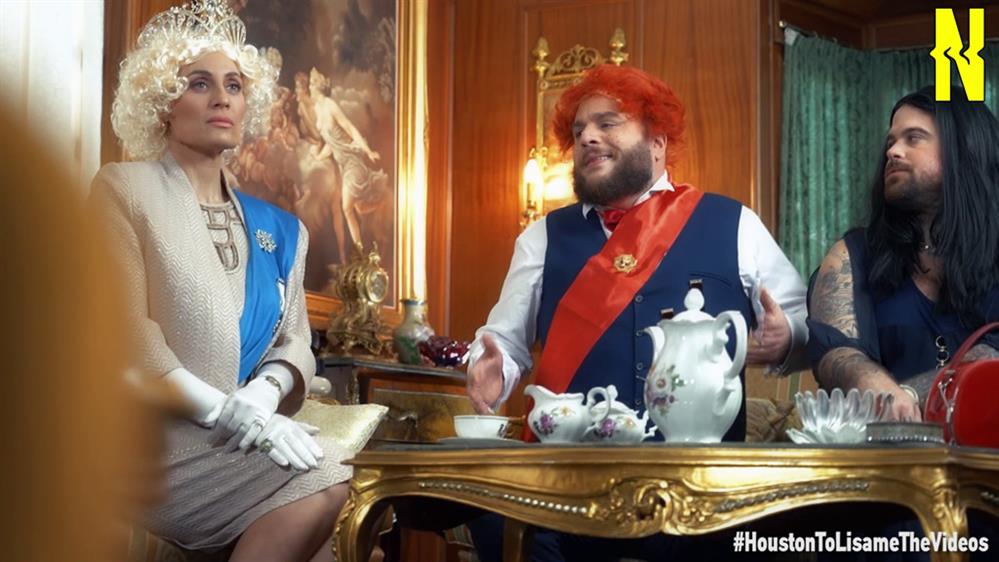 Αποκλειστικό! Η κάμερα του Χιούστον τρύπωσε στο παλάτι του Μπάκιγχαμ!