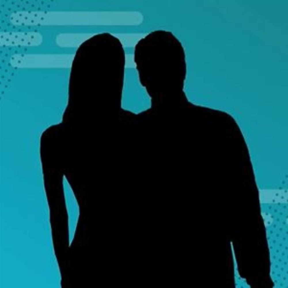 Πολυτελές αυτοκίνητο παρέσυρε τη σύζυγο πασίγνωστου τραγουδιστή στο Κολωνάκι