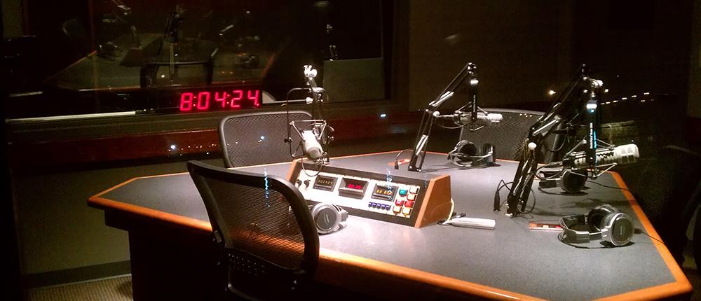 Με ένα ραδιόφωνο αγκαλιά