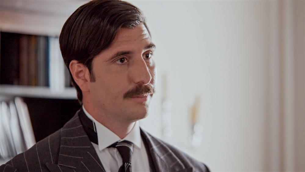 Ο "κακός" του "Grand Hotel", Γιώργος Γεροντιδάκης, έφερε rock vibes και ασταμάτητα γέλια στα παρασκήνια της σειράς, αποδεικνύοντας το αστείρευτο χιούμορ του!