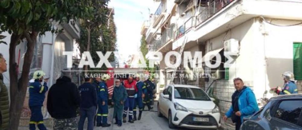 Βόλος: Ηλικιωμένος επιχείρησε να κατέβει με σχοινί από το μπαλκόνι φλεγόμενου κτιρίου (Εικόνες)