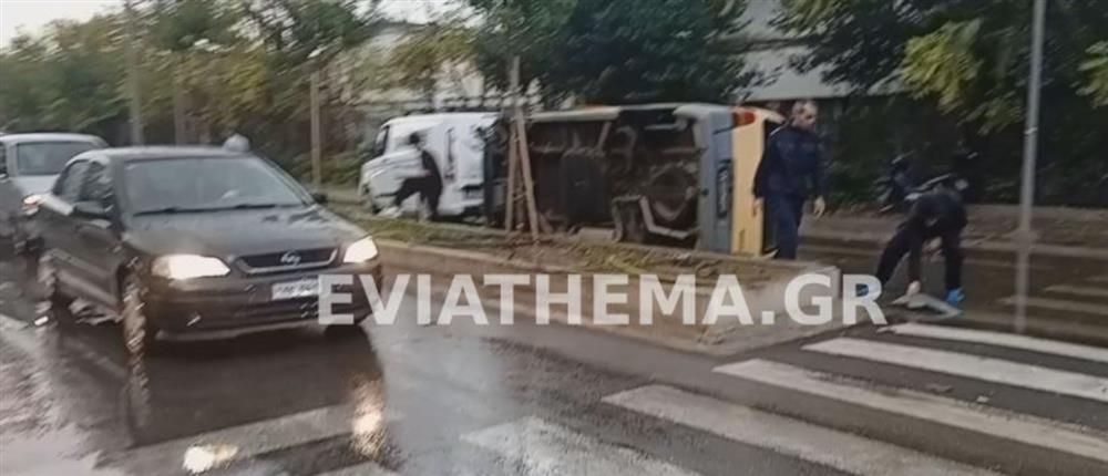 Χαλκίδα: Ανετράπη ημιφορτηγό - Πολύ ολισθηρό το οδόστρωμα λόγω βροχόπτωσης