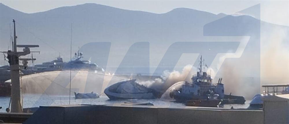 Φωτιά σε 4 σκάφη στη Μαρίνα Ζέας: Βυθίζεται και το τέταρτο σκάφος