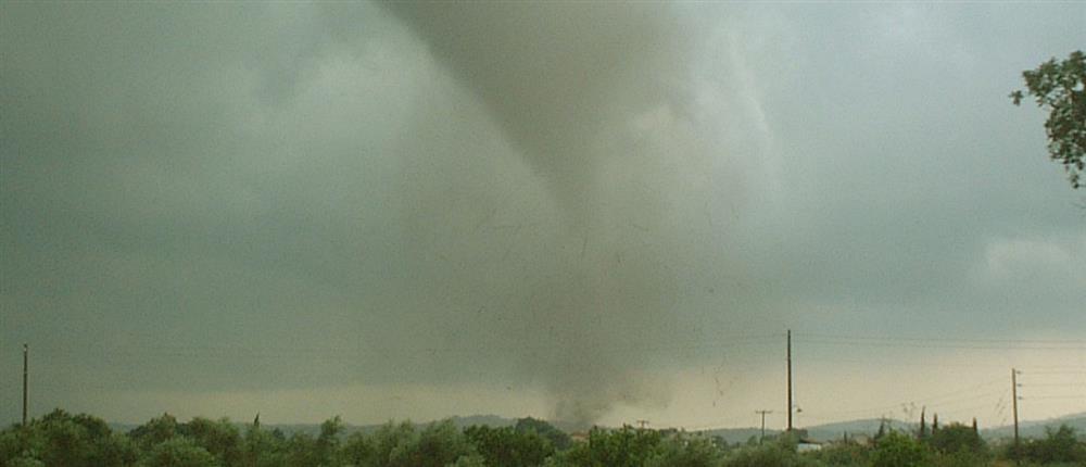 Ηλεία: Ανεμοστρόβιλος σήκωσε στον αέρα αυτοκίνητο