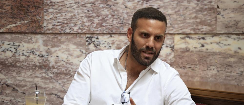 Νίκος Παππάς: Ο Ευρωβουλευτής του ΣΥΡΙΖΑ γρονθοκόπησε δημοσιογράφο