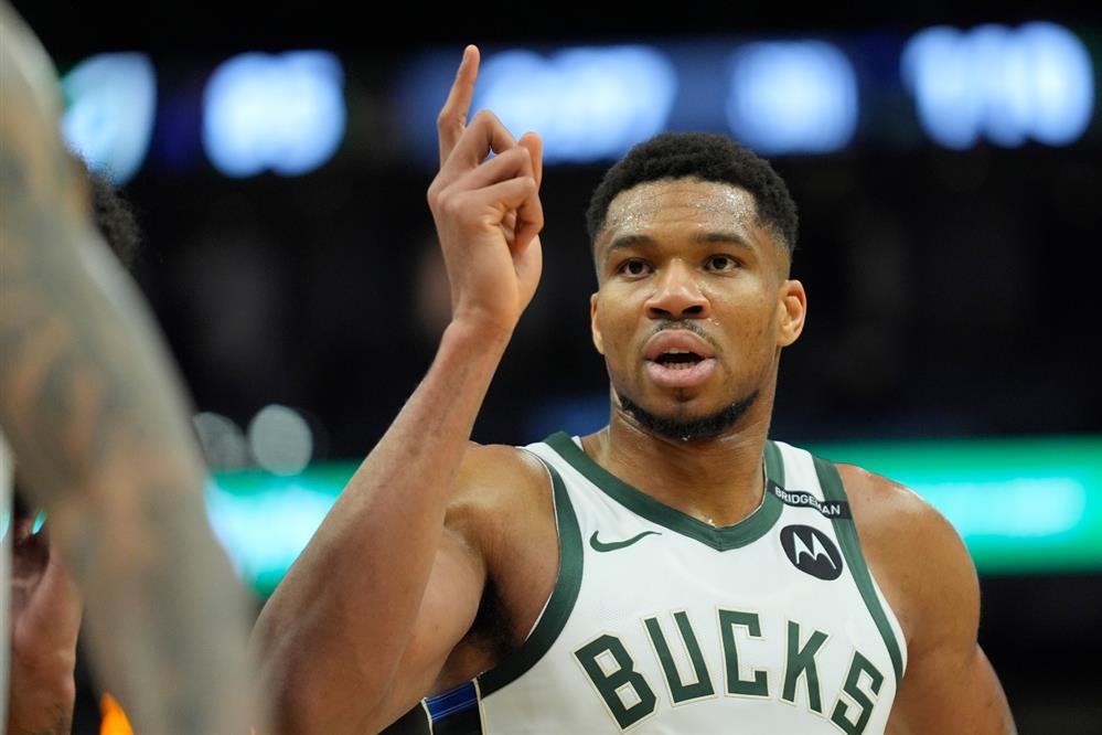 Μπακς - Χοκς - Αντετοκούνμπο