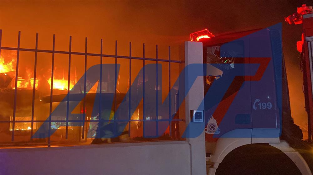 Κορωπί: Φωτιά σε εργοστάσιο (εικόνες)