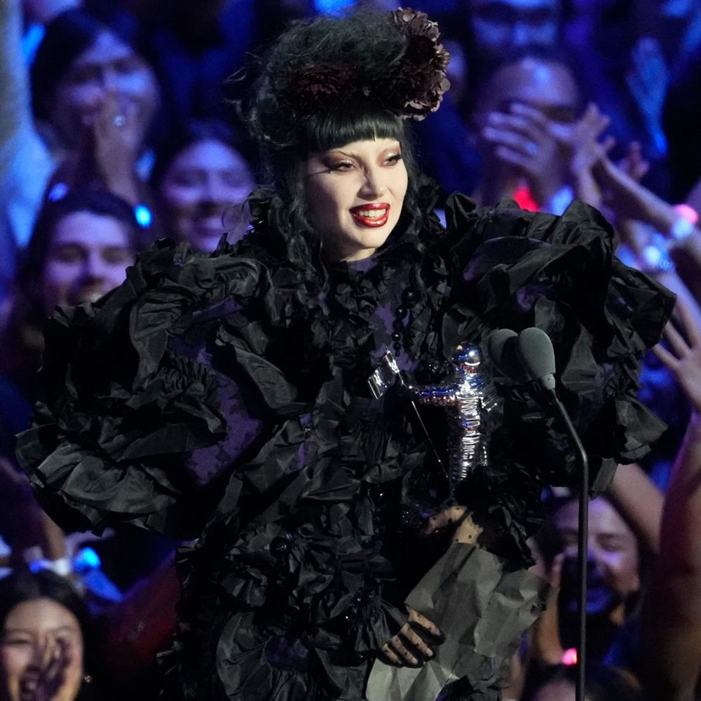 Lady Gaga: Ατύχημα κατά τη διάρκεια συναυλίας της - Χορευτής της έπεσε από την σκηνή