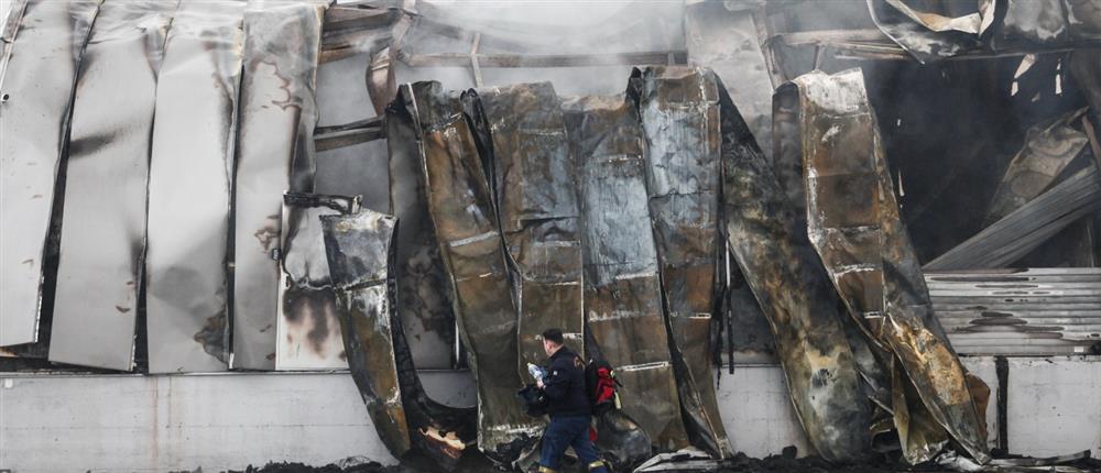 Φωτιά σε εργοστάσιο στα Τρίκαλα: Αναφορές ότι βρέθηκε και η πέμπτη σορός