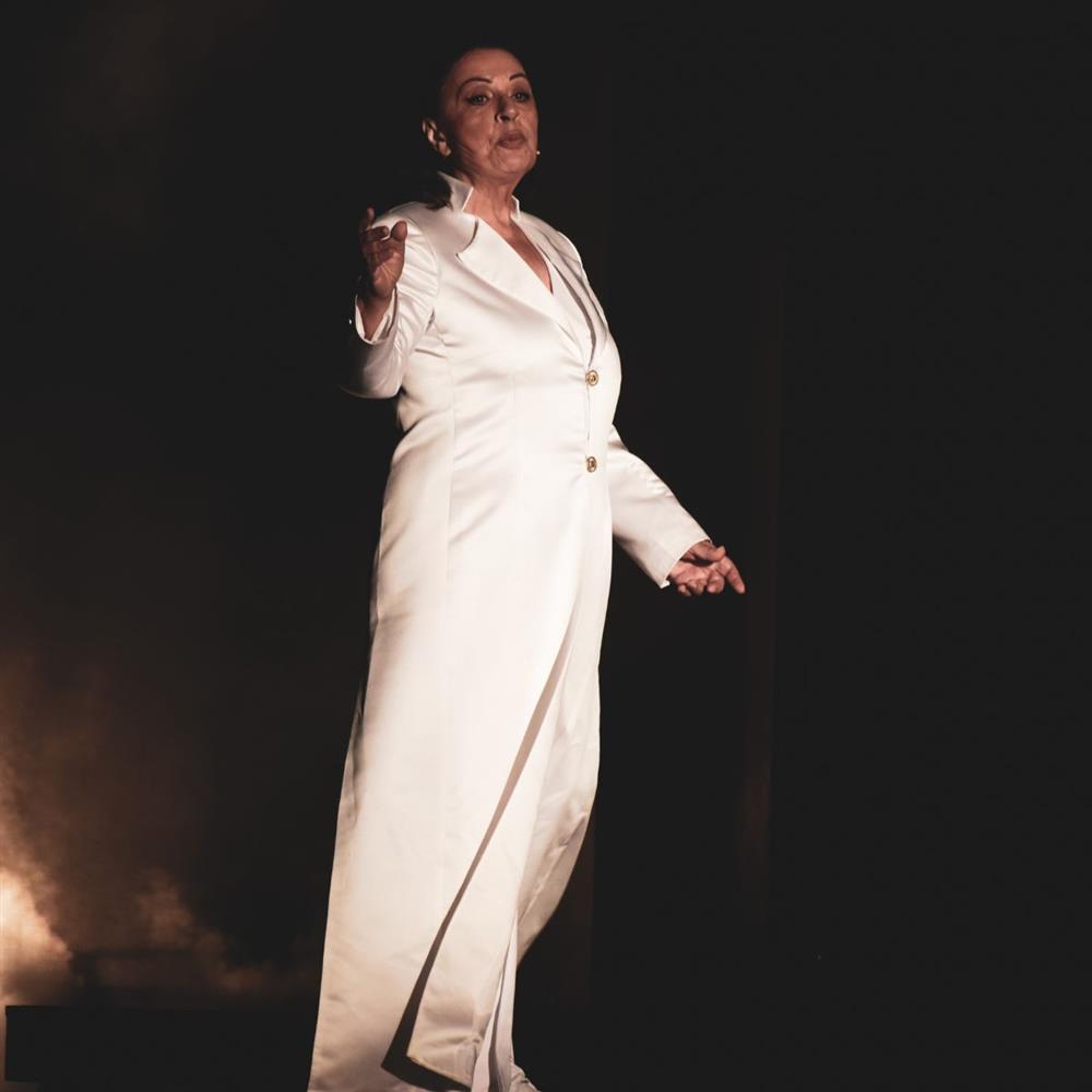 Χάρις Αλεξίου: Επέστρεψε στη σκηνή στο πλευρό του ΛΕΞ στη μεγάλη συναυλία του στο ΟΑΚΑ και αποθεώθηκε από 60.000 θεατές