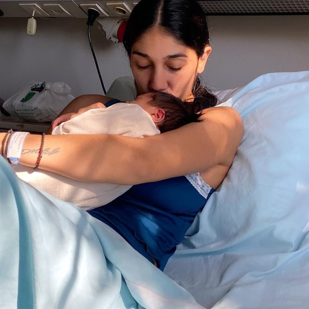 Παρασκευή Κερασιώτη: Γέννησε η πρώην παίκτρια του GNTM -  Οι πρώτες φωτογραφίες μέσα από το μαιευτήριο