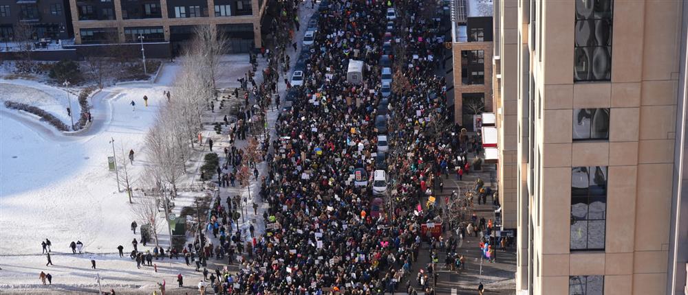 ΗΠΑ: Νέες διαμαρτυρίες μετά τον θάνατο Αμερικανού στη Μινεάπολη από πράκτορες της ICE (βίντεο)