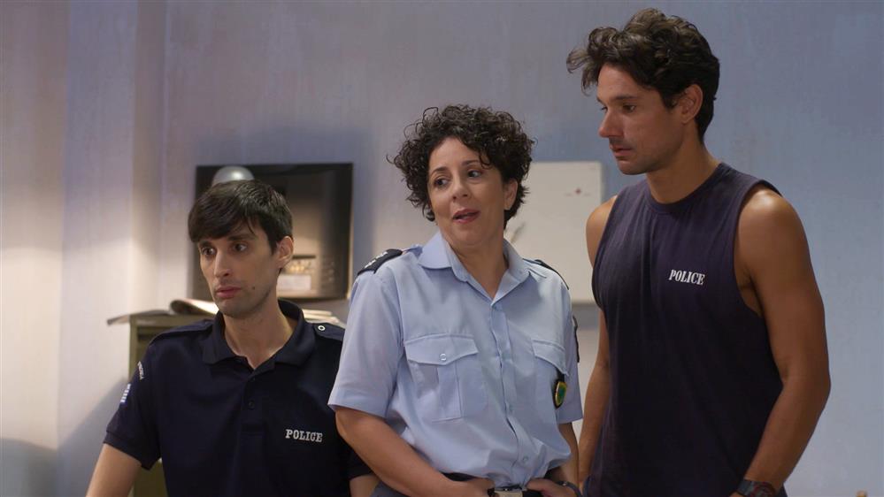 “Εκτός υπηρεσίας”: Η απαγωγή και το…ντου στο κρατητήριο