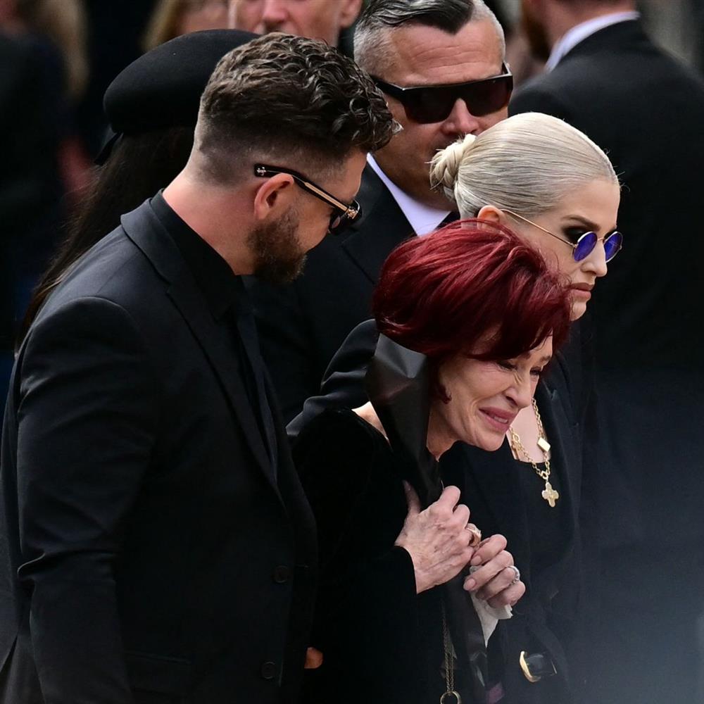 Όζι Όσμπορν: Συγγενείς και χιλιάδες θαυμαστές τον αποχαιρέτησαν στο Μπέρμιγχαμ - Υποβασταζόμενη η Σάρον Όσμπορν (Φωτογραφίες)
