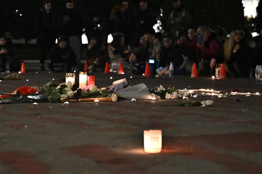 Τέμπη - Βουλή - Κεριά - καθιστική διαμαρτυρία