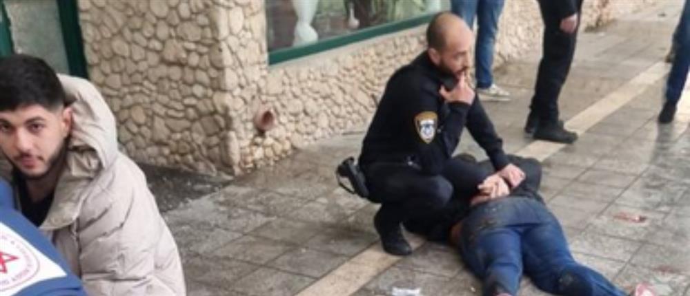Ισραήλ: Γυναίκα δέχθηκε επίθεση με μαχαίρι στη μέση του δρόμου (βίντεο)