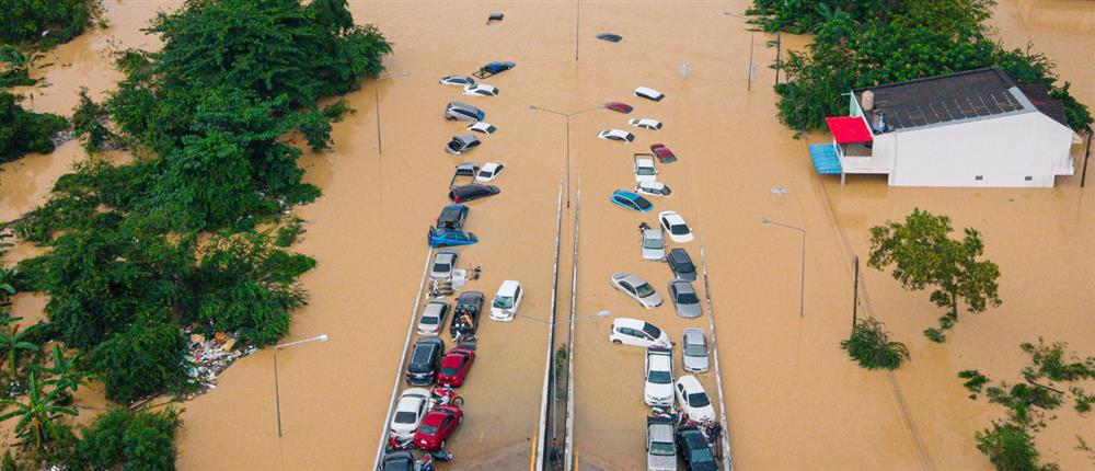 Αυξάνεται ο αριθμός των νεκρών από τις πλημμύρες σε Ταϊλάνδη, Ινδονησία και Σρι Λάνκα (εικόνες)