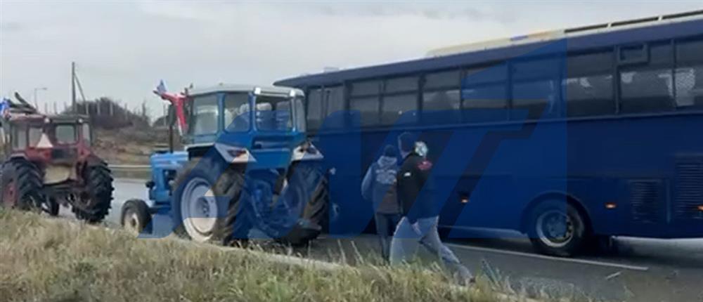 Σέρρες: Κλούβα των ΜΑΤ εμβόλισε τρακτέρ - Αγρότης κινδύνευσε να παρασυρθεί (βίντεο)