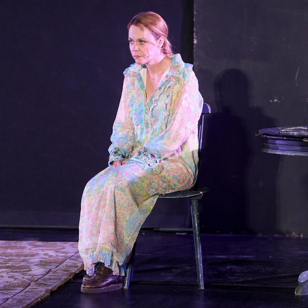 Λένα Παπαληγούρα: Η εξομολόγηση της ηθοποιού - "Σίγουρα με επηρέασε η πολιτική ζωή του πατέρα μου"