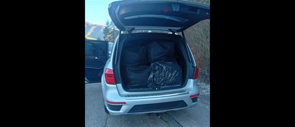 Ιωάννινα: Συνελήφθη 23χρονη που μετέφερε με αυτοκίνητο της 215 κιλά κάνναβης έχοντας μαζί της το 2,5 ετών παιδί της
