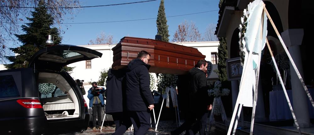 Τρίκαλα: "Βουβός" πόνος στην κηδεία της 44χρονης Ελένης Κατσαρού που έχασε τη ζωή της στη φονική έκρηξη